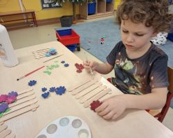 dzieci oraz babcie i dziadkowie podczas obchodów Dnia babci i dziadka