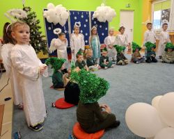 dzieci oraz babcie i dziadkowie podczas obchodów Dnia babci i dziadka