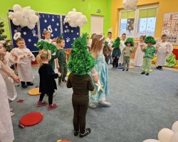 dzieci oraz babcie i dziadkowie podczas obchodów Dnia babci i dziadka