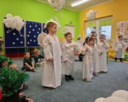 dzieci oraz babcie i dziadkowie podczas obchodów Dnia babci i dziadka