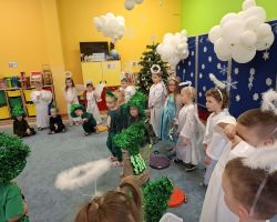 dzieci oraz babcie i dziadkowie podczas obchodów Dnia babci i dziadka