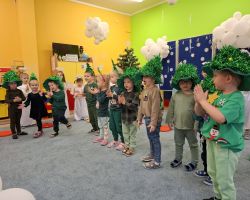 dzieci oraz babcie i dziadkowie podczas obchodów Dnia babci i dziadka