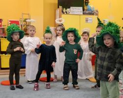 dzieci oraz babcie i dziadkowie podczas obchodów Dnia babci i dziadka