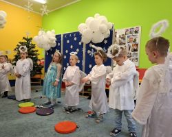 dzieci oraz babcie i dziadkowie podczas obchodów Dnia babci i dziadka