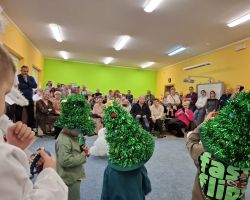 dzieci oraz babcie i dziadkowie podczas obchodów Dnia babci i dziadka