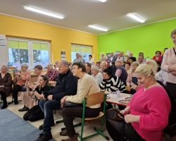 dzieci oraz babcie i dziadkowie podczas obchodów Dnia babci i dziadka