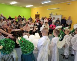 dzieci oraz babcie i dziadkowie podczas obchodów Dnia babci i dziadka