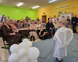 dzieci oraz babcie i dziadkowie podczas obchodów Dnia babci i dziadka