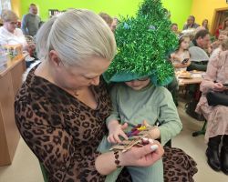 dzieci oraz babcie i dziadkowie podczas obchodów Dnia babci i dziadka