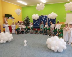 dzieci podczas świątecznego przedstawienia