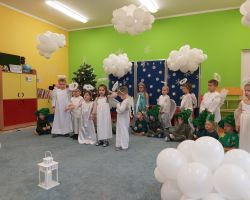 dzieci podczas świątecznego przedstawienia