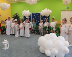 dzieci podczas świątecznego przedstawienia