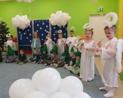 dzieci podczas świątecznego przedstawienia