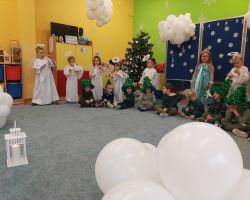 dzieci podczas świątecznego przedstawienia