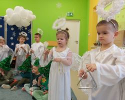 dzieci podczas świątecznego przedstawienia