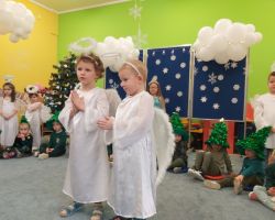 dzieci podczas świątecznego przedstawienia