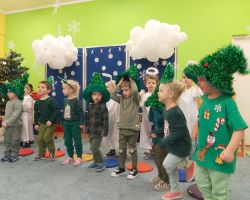 dzieci podczas świątecznego przedstawienia