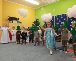 dzieci podczas świątecznego przedstawienia