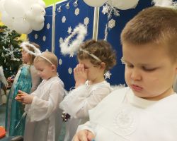 dzieci podczas świątecznego przedstawienia