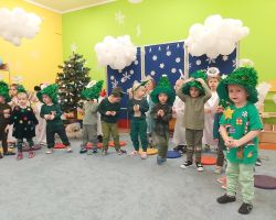 dzieci podczas świątecznego przedstawienia