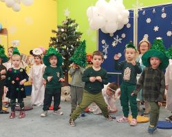 dzieci podczas świątecznego przedstawienia