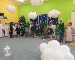 dzieci podczas świątecznego przedstawienia