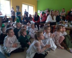 dzieci podczas świątecznego przedstawienia