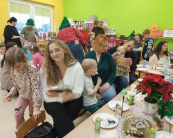 dzieci podczas świątecznego przedstawienia