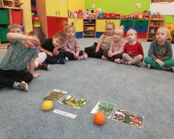 dzieci podczas warsztatów sensorycznych