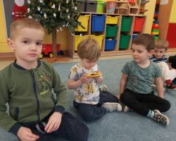 dzieci podczas warsztatów sensorycznych