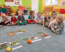 dzieci podczas warsztatów sensorycznych