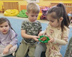 dzieci podczas warsztatów sensorycznych