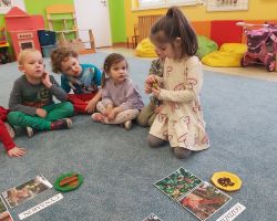 dzieci podczas warsztatów sensorycznych