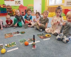 dzieci podczas warsztatów sensorycznych