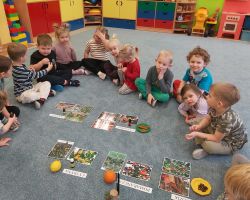 dzieci podczas warsztatów sensorycznych