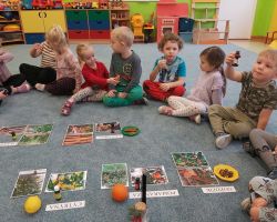 dzieci podczas warsztatów sensorycznych