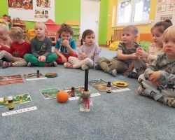 dzieci podczas warsztatów sensorycznych