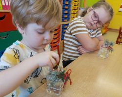 dzieci podczas warsztatów sensorycznych