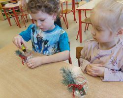 dzieci podczas warsztatów sensorycznych