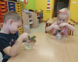 dzieci podczas warsztatów sensorycznych