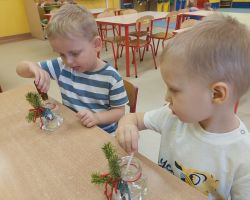 dzieci podczas warsztatów sensorycznych