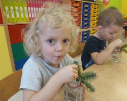 dzieci podczas warsztatów sensorycznych