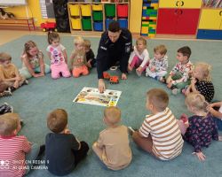 dzieci podczas spotkania z policjantem i pielęgniarką