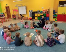 dzieci podczas spotkania z policjantem i pielęgniarką