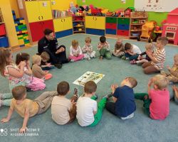 dzieci podczas spotkania z policjantem i pielęgniarką