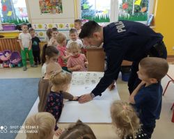 dzieci podczas spotkania z policjantem i pielęgniarką