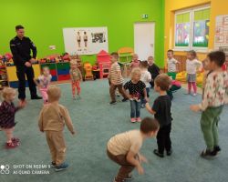 dzieci podczas spotkania z policjantem i pielęgniarką