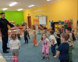 dzieci podczas spotkania z policjantem i pielęgniarką