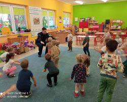 dzieci podczas spotkania z policjantem i pielęgniarką