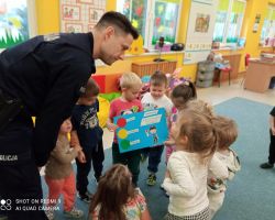 dzieci podczas spotkania z policjantem i pielęgniarką